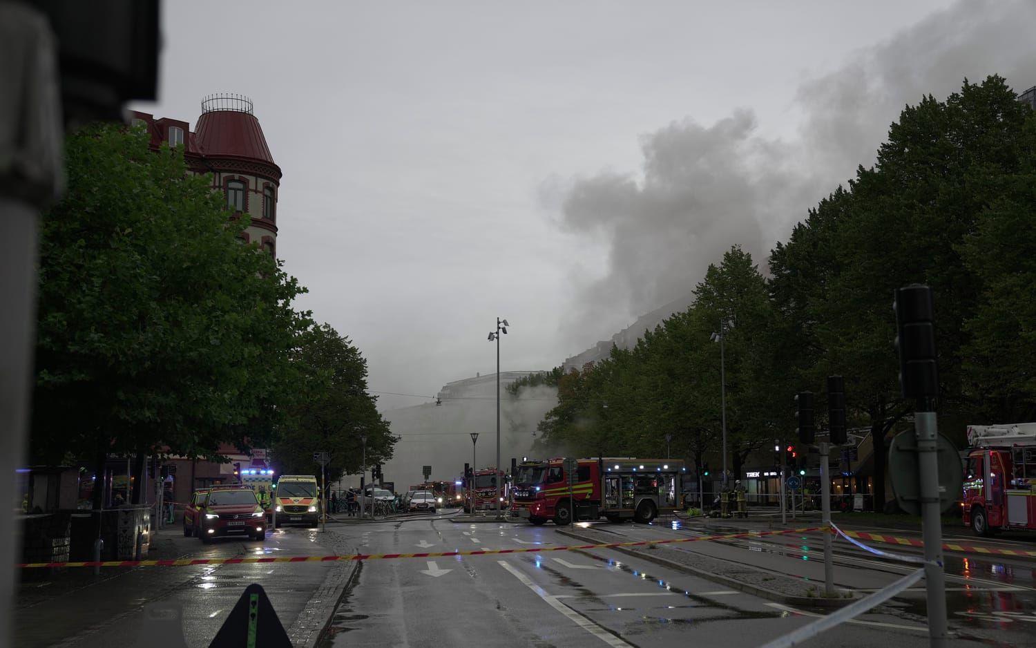 Rökmoln från branden syns över staden.