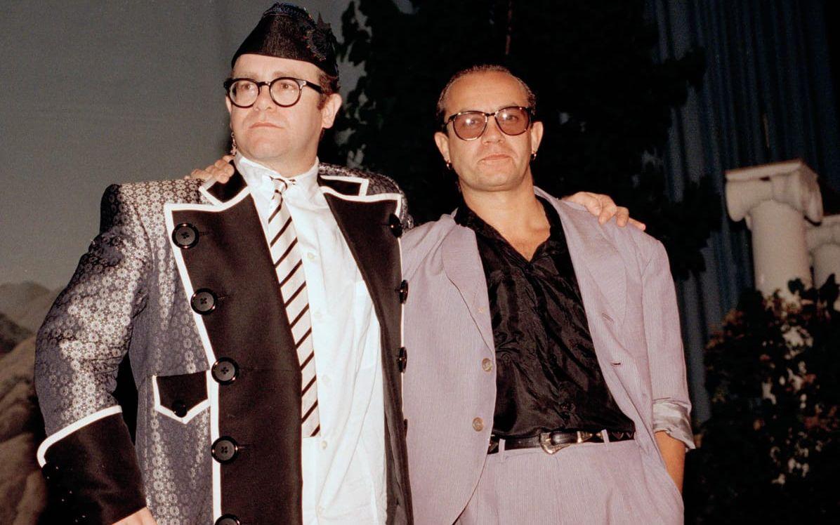 1987 i Los Angeles. Elton John med låtskrivarpartnern Bernie Taupin.