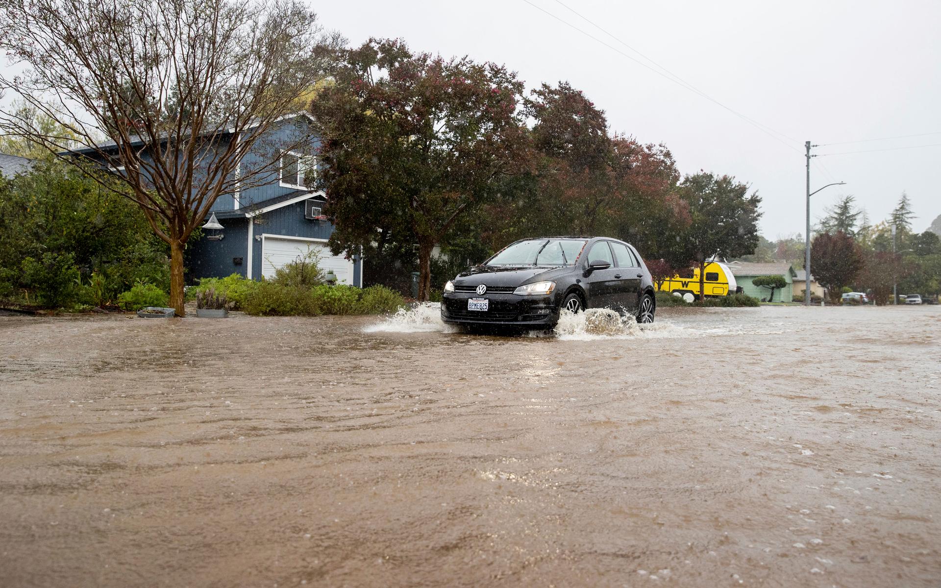 Flera vägar i delstaten är översvämmade och områden har stängts av för all ”icke nödvändig trafik”.