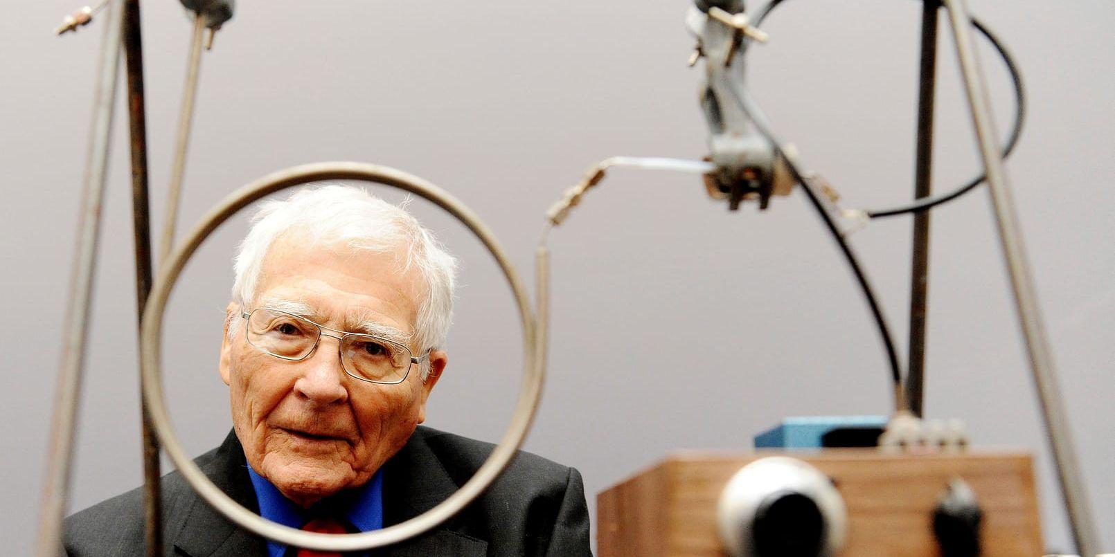 Vetenskapsmannen James Lovelock poserar med en av sina tidiga uppfinningar som används för att mäta gas och molekyler som finns i atmosfären. Arkivbild.