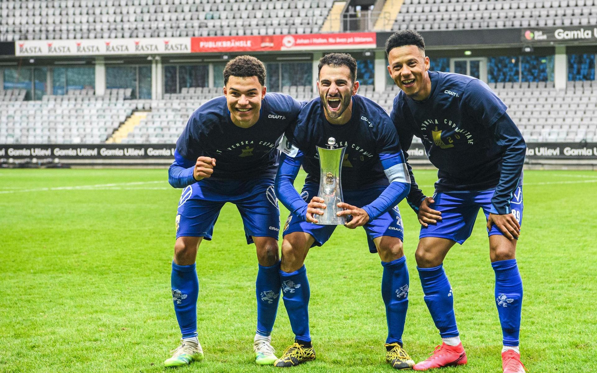 200730 IFK Göteborgs Alexander Jallow , Sargon Abraham och Tobias Sana jublar med pokalen efter finalen i Svenska Cupen i fotboll mellan IFK Göteborg och Malmö FF den 30 juli 2020 i Göteborg.Foto: Ludvig Thunman / BILDBYRÅN / kod LT / LT0017