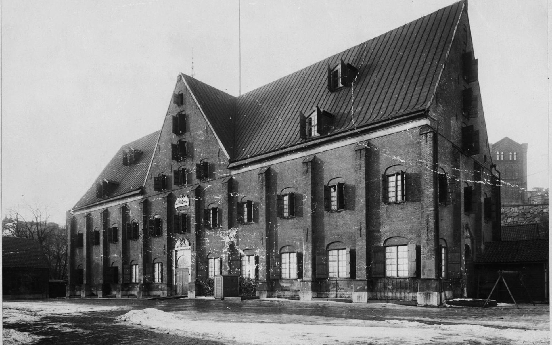 1621 grundades Göteborg och redan 1642 började Kronhuset att byggas. Bilden är tagen runt 1900.