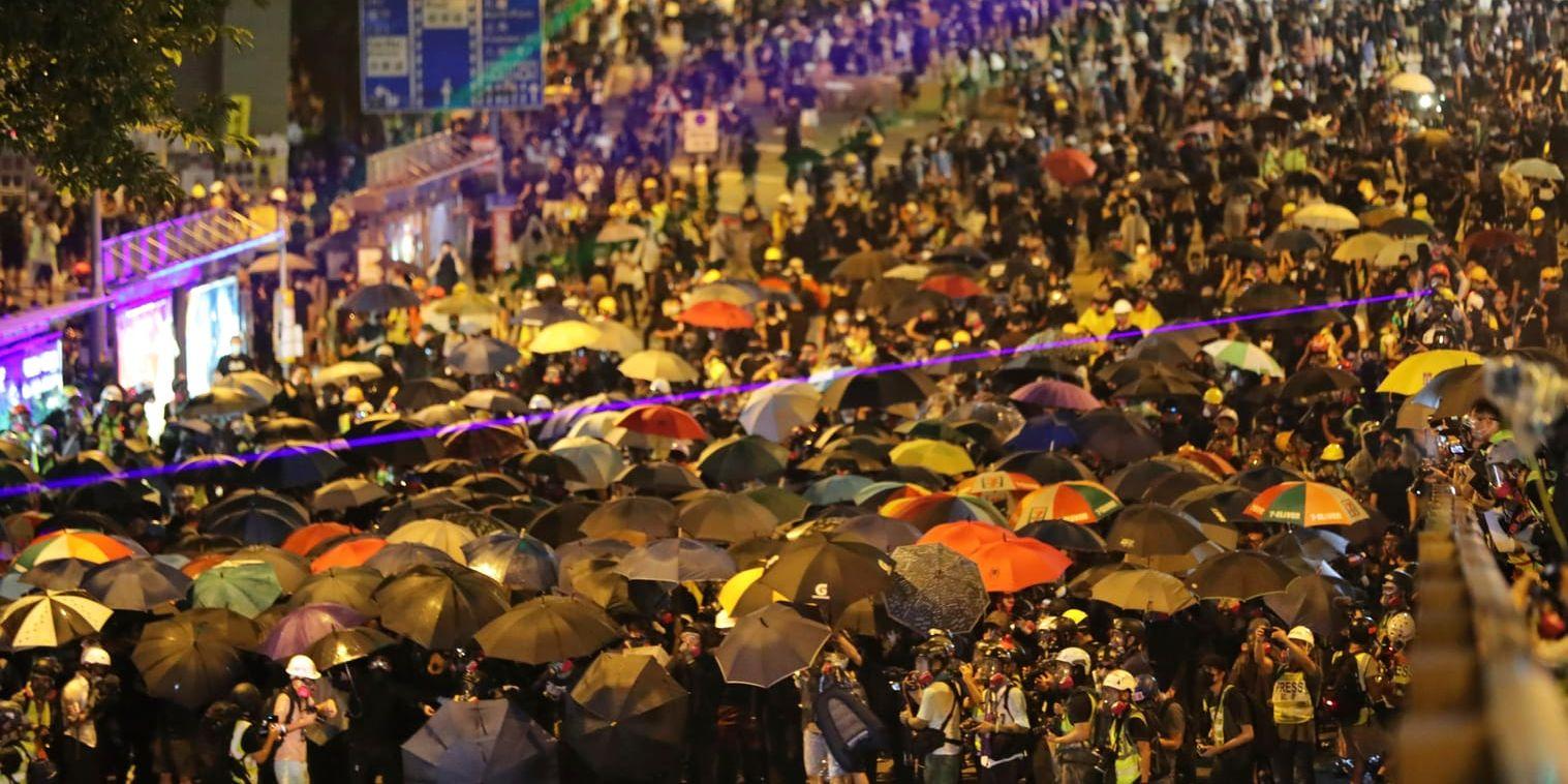 Demonstranter i Hongkong med paraplyer.