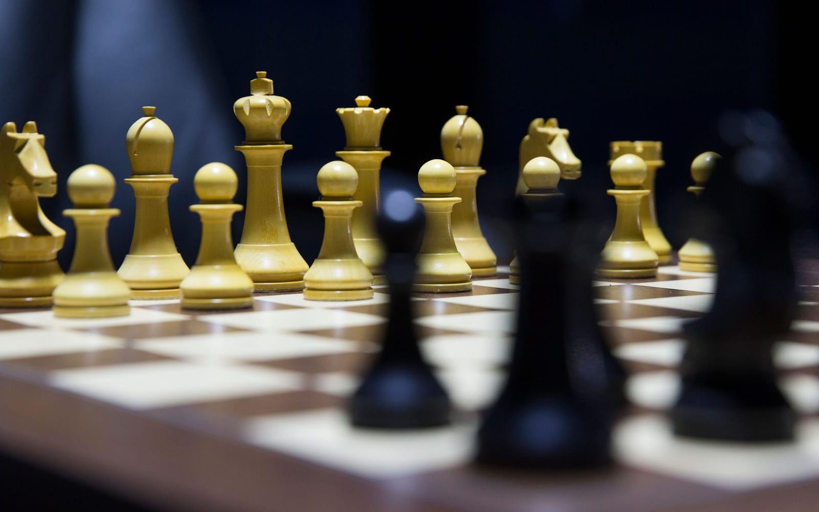 En kvinna kan förlora en match i schack om hon visar för mycket klyfta. Om motståndaren klagar är det upp till domarna att avgöra om hennes kläder är godkända. Foto: TT