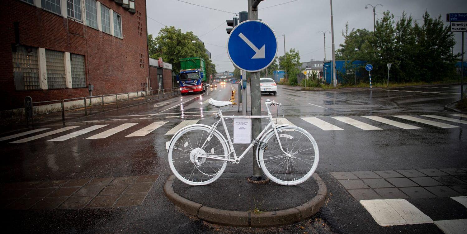 Gruppen "Ghost bikes Göteborg" har ställt ut en helt vit cykel för att hedra den man som omkom i en olycka med en lastbil nyligen.