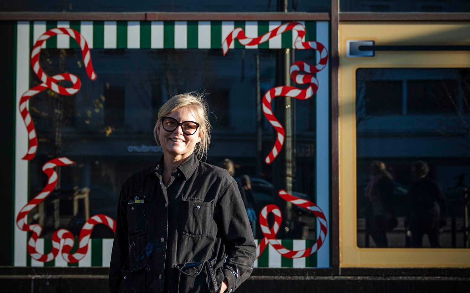 Isabell Westerdahl, dekoratör på NK, berättar om  årets julskyltning. Bakom de täckta fönstren pågår en febril aktivitet inför premiären. Arbetet med julskyltningen började dock redan i februari.