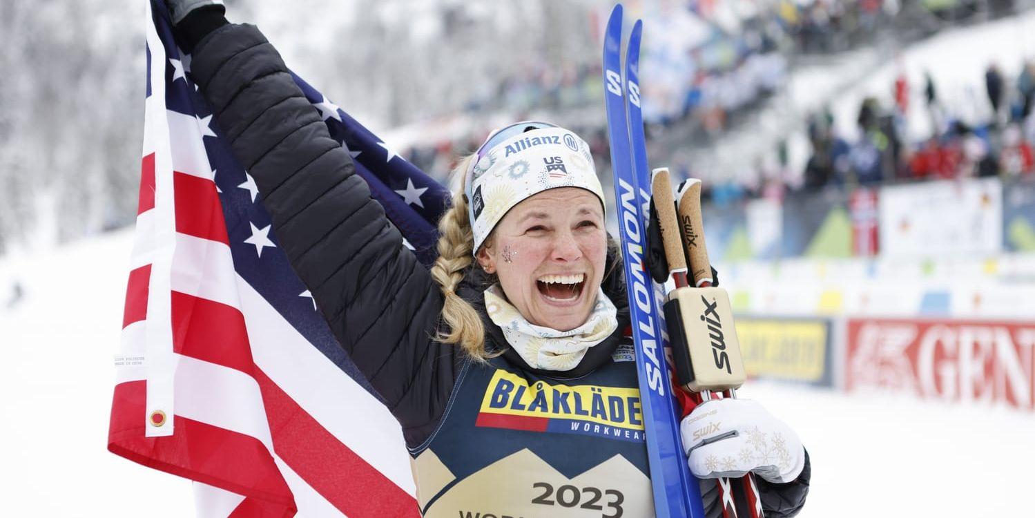 Jessie Diggins, USA, vann damernas 10 kilometer fristil på skid-VM i Planica – före Frida Karlsson (silver) och Ebba Andersson (brons).