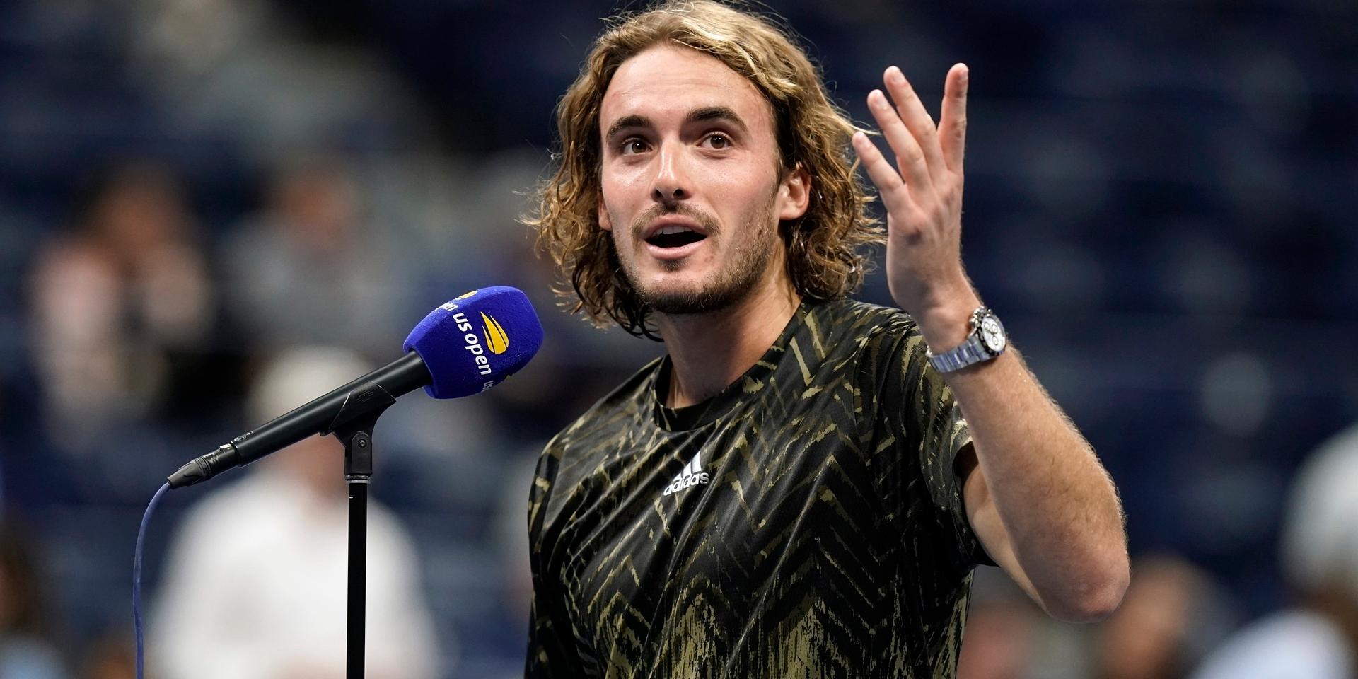 Stefanos Tsitsipas pratar till publiken, som buade ut honom efter ett långt toabesök.