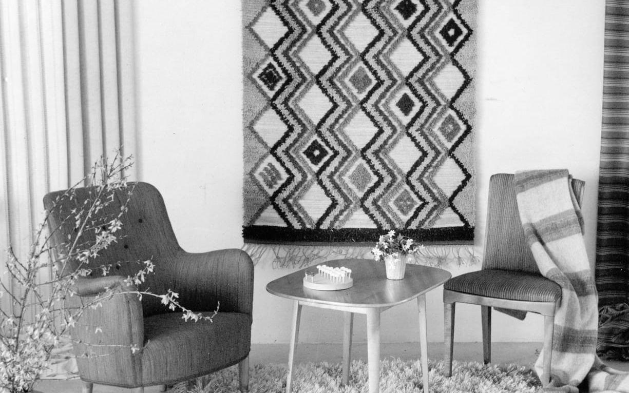 Även Carl Malmstens möbler visades på Göteborgsutställningen. Här från en textilutställning på Skansen 1945.